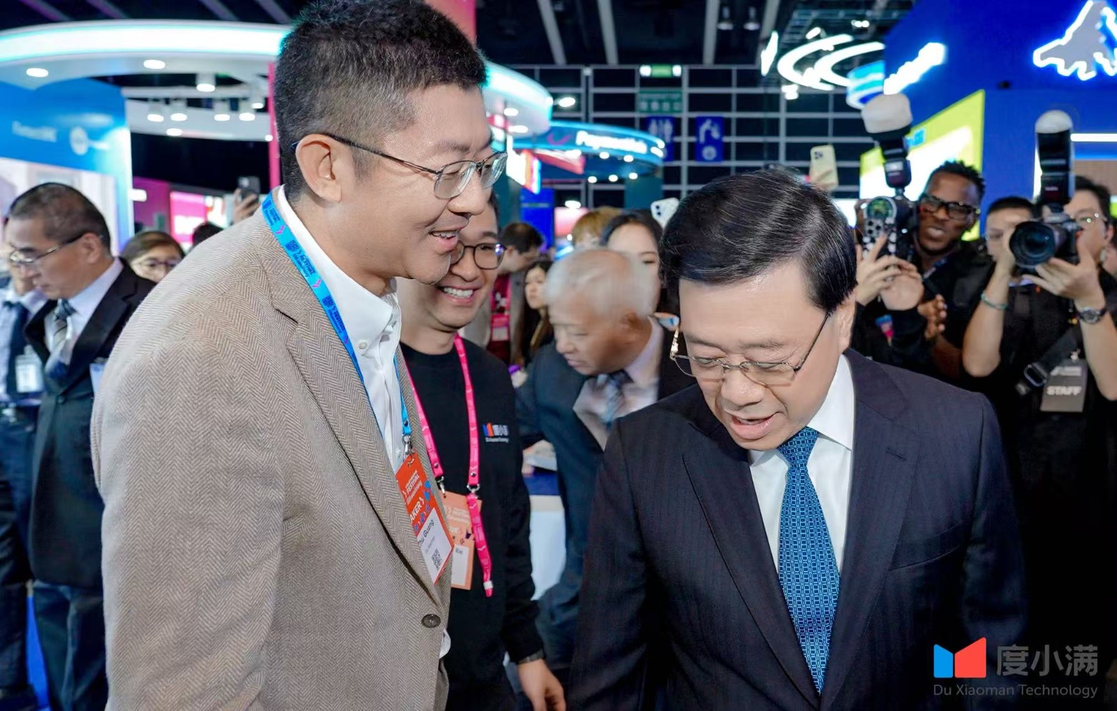 （香港特区行政长官李家超来到度小满展区参观指导）